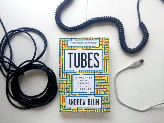 Andrew Blum.  Tubos, et tout le reste est linkteratura. 