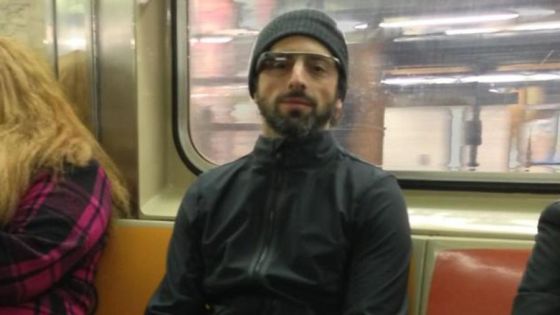 Sergey Brin probando las Google Glass en el metros